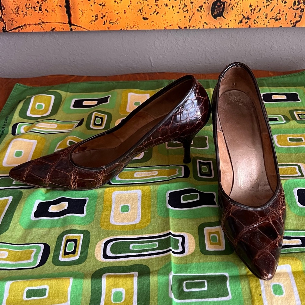 Vintage 60’s brown genuine alligator pointy toe pumps with kitten heel
